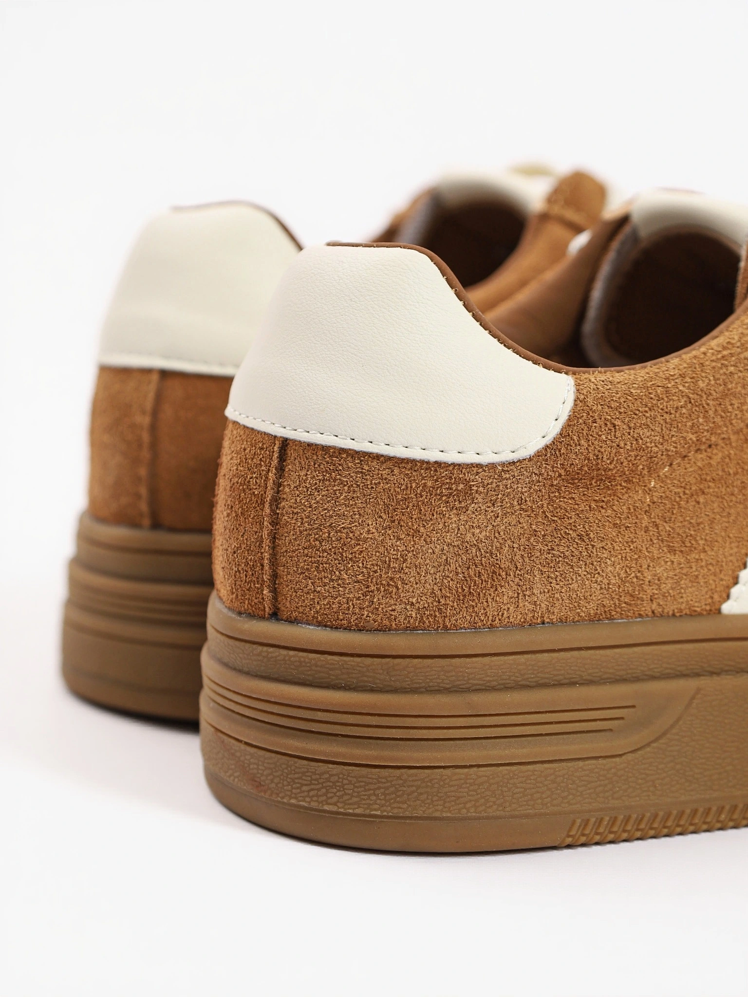 Кеды коричневого цвета из натуральной замши на средней платформе